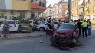 Afacan sürücü mahalleyi birbirine kattı: 14 yaşındaki çocuk 3 aracı hurdaya çevirdi, 1 kişi yaralandı