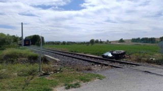 Afyonkarahisarda yolcu treni hemzemin geçitte traktöre çarptı