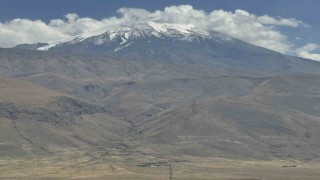Ağrı Dağına yaz mevsiminden sonra ilk kar düştü