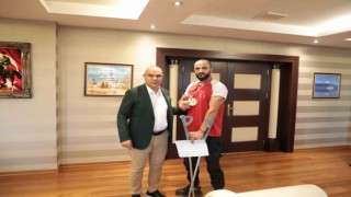 Ağrı Valisi Koç, Türkiye şampiyonu Halit Durakı tebrik etti