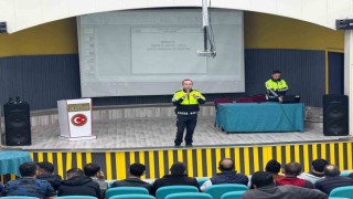 Ağrıda güvenli ulaşım için okul servisi şoförlerine eğitim verildi