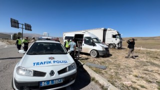 Ağrıda yola kontrolsüz çıkan minibüs tırla çapıştı: 1ağır, 3 yaralı