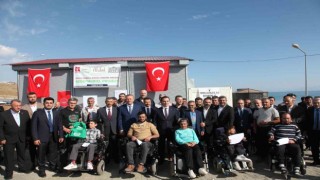 Ahlatta 50 engelliye akülü araç hediye edildi
