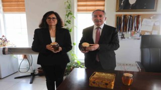 AİÇÜde üretilen ilk balın hasadı yapıldı
