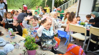 Aileler ve çocuklar birlikte saksı boyayıp çiçek ekti