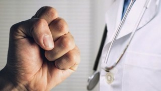 Akarken, “Sağlık Kurumlarında Çalışanlar Bedenen Ve Ruhen Yıpranıyor”
