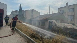 Akaryakıt istasyonu yakınında çıkan yangın paniğe neden oldu