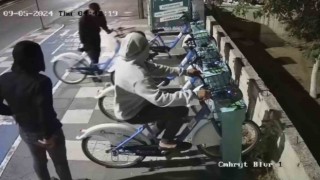 Akıllı bisikletlerin kilidini kırıp çalan hırsızlar kamerada