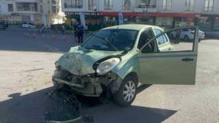 Aksarayda kamyon ile otomobil çarpıştı: 2 yaralı
