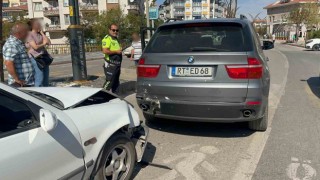 Aksarayda otomobil cipe arkadan çarptı: 2 yaralı