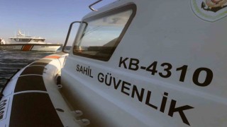 Alabora olan bottan denize düşen 15 düzensiz göçmen kurtarıldı