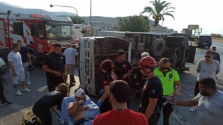 Alanyada otomobille çarpışan kamyon devrildi: 1 ağır yaralı