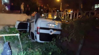 Alkollü sürücü aracıyla apartmanın bahçesine uçtu