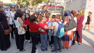 Amasyada öğretmenleri değişen öğrenciler ve velilerinden okul bahçesinde protesto