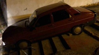 Amasyada trafiğe kapalı alana giren alkollü sürücünün otomobili merdivende asılı kaldı