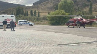 Ambulans helikopter kalp krizi geçiren hasta için Erzurum-Artvin kara yoluna indi