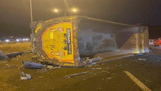 Ankara Çevre Yolunda kontrolden çıkan tır refüje çarpıp devrildi