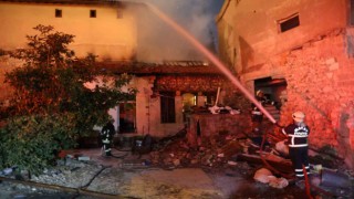 Antakyada metruk bina alevlere teslim oldu