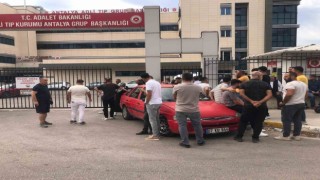 Antalyada 22 yaşındaki motosiklet sürücüsü bariyerlere çarparak hayatını kaybetti