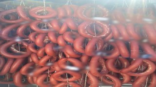 Antalyada halk sağlığını tehdit eden 2,4 ton sucuk imha edildi