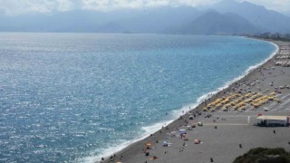 Antalyada tatilciler dalgalarla keyifli dakikalar yaşadı