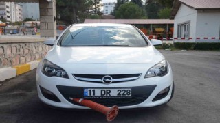 Arabaya ok gibi saplandı