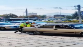 Aracı bozulan şoförün imdadına polisler yetişti
