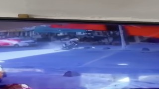 Arnavutköyde polisten kaçan motosikletlilerin kaza yaptığı an kamerada