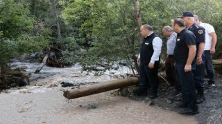 Artvin Valisi Ünsal, sel bölgesinde incelemelerde bulundu