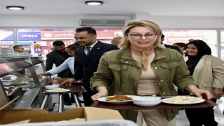 Asu Kaya Gedik, Kadirli'deki Kent Lokantası'nda Vatandaşlarla Yemek Yedi