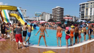 Atakumda çocuklara havuz jesti
