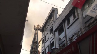 Ataşehirde 4 katlı mobilya dükkanının çatısı alev alev yandı