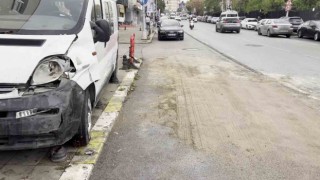 Ataşehirde devrilen kamyon 3 araca zarar verdi