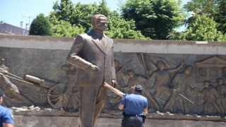 Atatürk Anıtına saldıran dayı-yeğen 4 yıl 4 ay ceza aldı
