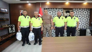 Aydın, bozulan aracı iterek sürücüye yardımcı olan polisleri makamında ağırladı