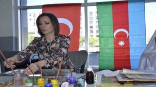 Azerbaycanlı sanatçı Eğitim Bayramında eserlerini sergiledi