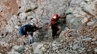 Babadağda mahsur kalan paraşütçü kurtarıldı