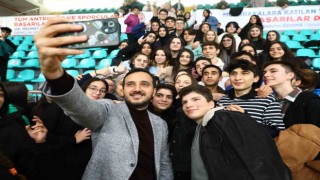 Bağcılar Belediyesinden üniversite öğrencilerine 10 bin TL başarı ödülü