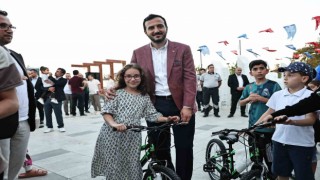 Bağcılarda okuma yarışmalarında başarılı olan öğrenciler bisikletle ödüllendirildi