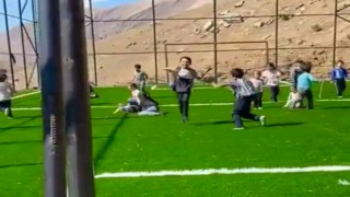 Bahçesarayda yürekleri ısıtan anlar: Minikler saha kirlenmesin diye ayakkabılarını çıkarıp oynadı