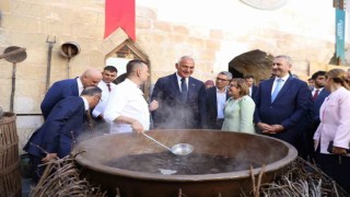 Bakan Ersoy ve Başkan Şahin, üzüm pekmezi yaptı