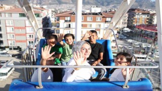Bakan Göktaş, depremzede çocuklarla lunaparka gitti