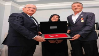 Bakan Güler gazi ve ailesiyle evinde bir araya geldi