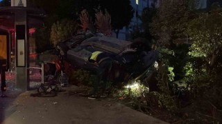 Bakırköyde takla atan araç sitenin bahçesine devrildi: 2 yaralı