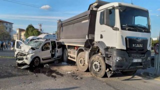 Balıkesirde hafif ticari araçla kamyon çarpıştı: 6 yaralı