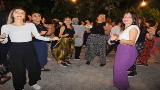 Balıkesirde kadın muhtarın şalvar eğlencesi yoğun ilgi gördü