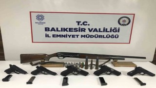 Bandırmada çok sayıda ruhsatsız silah ele geçirildi