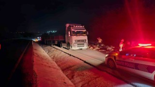 Bandırmada kontrolden çıkan seramik yüklü tır karşı şeride uçtu