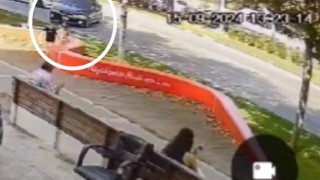 Bankta oynayan çocukların bulunduğu yere otomobil çarptı: 2 yaralı