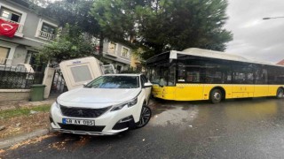 Başakşehirde İETT otobüsü önce arabaya ardından ise güvenlik kulübesine çarptı